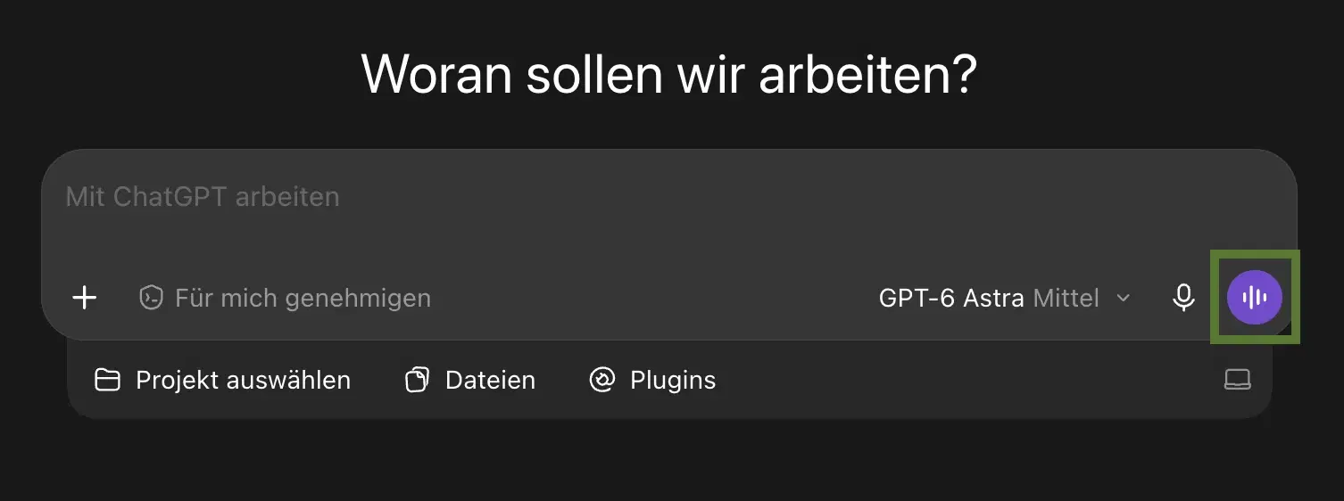 Startbildschirm der ChatGPT-Desktop-App in dunkler Darstellung: die Überschrift „Woran sollen wir arbeiten?“ und darunter das Eingabefeld mit dem Platzhalter „Mit ChatGPT arbeiten“. Unten im Feld stehen „Für mich genehmigen“, die Modellauswahl „GPT-6 Astra Mittel“ und ein Mikrofon. Grün umrahmt ist der violette Knopf für den Sprachmodus. Darunter die Schaltflächen „Projekt auswählen“, „Dateien“ und „Plugins“