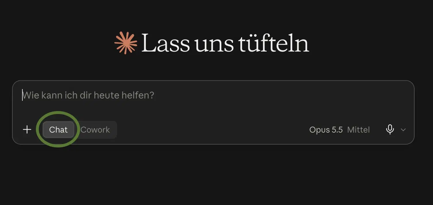 Startbildschirm der Claude-Desktop-App in dunkler Darstellung: die Überschrift „Lass uns tüfteln“ und darunter das Eingabefeld mit dem Platzhalter „Wie kann ich dir heute helfen?“. Grün eingekreist ist der aktive Schalter „Chat“, rechts daneben stehen „Cowork“ und die Modellauswahl „Opus 5.5 Mittel“