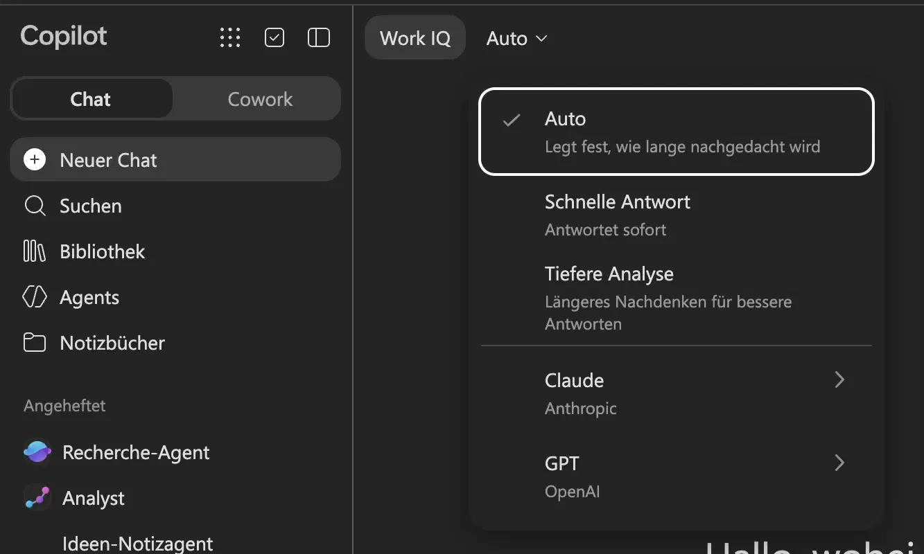 Copilot Chat in dunkler Darstellung mit Seitenleiste (Chat, Cowork, Neuer Chat, Suchen, Bibliothek, Agents, Notizbücher, angeheftete Agenten). Oben sind „Work IQ“ und die geöffnete Auswahl „Auto“ zu sehen: Auto mit Häkchen und dem Hinweis „Legt fest, wie lange nachgedacht wird“, darunter „Schnelle Antwort“, „Tiefere Analyse“ sowie „Claude, Anthropic“ und „GPT, OpenAI“