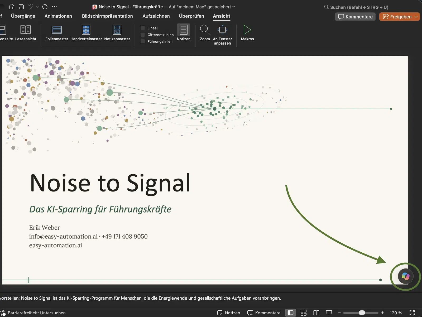 PowerPoint-Fenster in dunkler Darstellung mit der Titelfolie „Noise to Signal, Das KI-Sparring für Führungskräfte“. Unten rechts auf der Folie ist der runde Copilot-Knopf grün umkreist, ein grüner Pfeil zeigt darauf