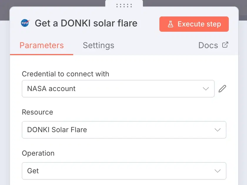 Einstellungen eines n8n-Schritts „Get a DONKI solar flare“ mit den Reitern „Parameters“ und „Settings“. Zuoberst das Feld „Credential to connect with“ mit der Auswahl „NASA account“, darunter „Resource“ mit „DONKI Solar Flare“ und „Operation“ mit „Get“. Oben rechts der Knopf „Execute step“